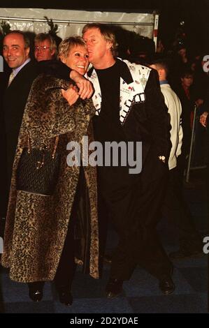 PA NEWS FOTO 2/98 CAPITAL FM RADIO DJ UND TV-MODERATOR CHRIS TARRANT MIT SEINER FRAU KOMMEN FÜR DIE BRIT AWARDS. 1998 IN DER LONDON ARENA Stockfoto