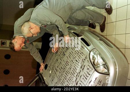 Arbeiter, die an der Produktion des letzten Rover 100 Mini Metro beteiligt waren, der heute (Freitag) in Longbridge in Birmingham vom Produktionsband rollte, signieren das fertige Fahrzeug, bevor es an den Heritage Trust in Gaydon, Warwickshire, übergeben wird. Das silberne Modell wird im Heritage Center Motor Museum ausgestellt. Siehe PA Geschichte TRANSPORT Metro. Foto von Jamie Jones Stockfoto