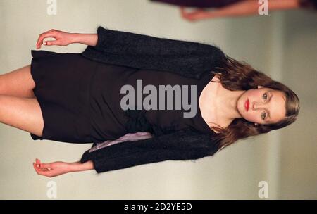 Ein Model trägt heute (Montag) auf der London Fashion Week eine Mohair-Strickjacke, die mit violetter Seide gefüttert ist, über einem schwarzen Kleid mit Ausschnitt und Ausschnitt. Foto von Neil Munns/PA Stockfoto
