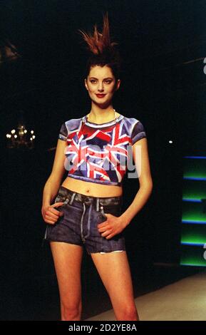 PA NEWS FOTO 20.02.98 BRITISCHE TOPMODEL HONOR FRASER SPORTING EINE GEMALTE UNION JACK T-SHIRT UNTER DEM MOTTO STARTET LONDON FASHIONWEEK, DIE IM NATURAL HISTORY MUSEUM IN GANG KOMMT Stockfoto