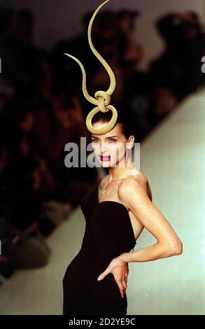 PA NEWS FOTO 23/2/98 EIN MODELL TRÄGT EINEN HUT VON DESIGNER PHILIP TREACY AUF DER LONDONER FASHION WEEK Stockfoto