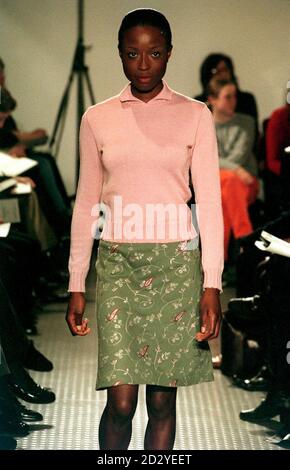 PA NEWS FOTO 23/2/98 EIN MODELL AUF DEM LAUFSTEG FÜR J & M DAVIDSON DESIGNER IM NATURAL HISTORY MUSEUM FÜR DIE LONDON FASHION WEEK Stockfoto