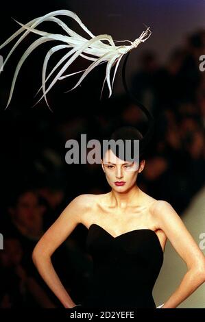 PA NEWS FOTO 23/2/98 MODELL EHRE FRASER TRÄGT EINEN HUT MIT SCHWARZEN SPIRALEN UND WEISSEN FEDERN VON DESIGNER PHILIP TREACY BEI DER LONDON FASHION WEEK Stockfoto