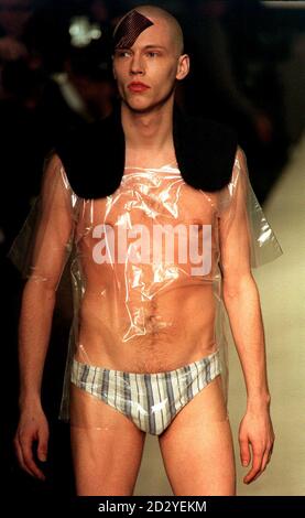 PA NEWS FOTO 26/2/98 DIE ZENTRALE ST. MARTIN'S SCHOOL OF ART & DESIGN, LONDON STUDENTEN ZEIGEN AM LETZTEN TAG DER FASHION WEEK HAT EIN MODELL TRÄGT EIN PAAR Y-FRONTEN Stockfoto