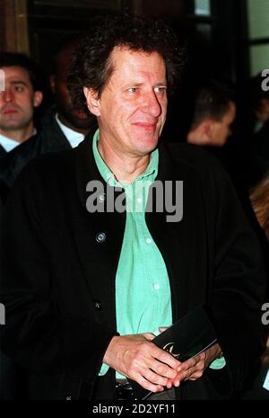 PA NEWS PHOTO 4/3/98 Darsteller Geoffrey Rush kommt heute Abend (Mittwoch) im Curzon West End zur britischen Premiere von „Good will Hunting“ an. Foto von Stefan Rousseau/PA. Stockfoto