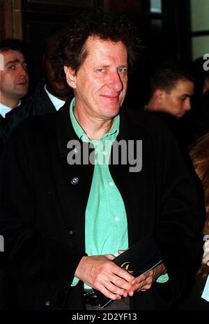 PA NEWS PHOTO 4/3/98: Schauspieler Geoffrey Rush kommt heute Abend (Mittwoch) im Curzon West End zur britischen Premiere von 'Good will Hunting' an. Foto von Stefan Rousseau/PA. Stockfoto