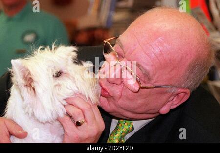 Roy Barraclough (Alec Gilroy), Schauspieler der Coronation Street, zeigt sich bei Crufts für Misty, einen White Terrier der West Highland, mutig, als er heute (Samstag) vor 18 Monaten seinen Herzschmerz über den Tod seines eigenen Haustieres Westy, Whisky, enthüllte. Foto PA. Stockfoto