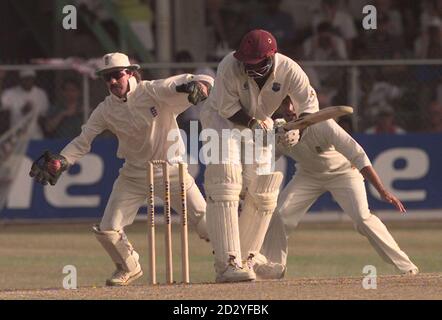 England Wicketkeeper Jack Russell versucht, den Ball vor dem West-indischen Schlagmann Philo Wallace, während der 4. Tag der 5. Test gegen die West Indies im Kensington Oval, Bridgetown heute (Sonntag) zu fangen. Bild von Rebecca Naden/PA/.*EDI* Stockfoto