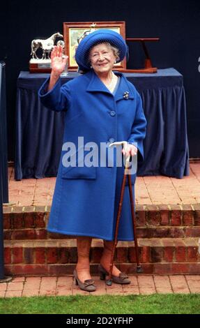 PA NEWS PHOTO 13/3/98 DIE QUEEN-MUTTER BESUCHT EIN RENNTREFFEN IM SANDOWN PARK, IHR ERSTER AUSFLUG SEIT DEM VERLASSEN DES KRANKENHAUSES NACH EINER HÜFTOPERATION Stockfoto