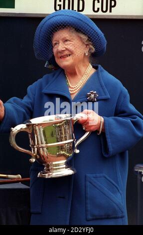 PA NEWS PHOTO 13/3/98 DIE KÖNIGIN MUTTER BESUCHT EIN RENNTREFFEN IM SANDOWN PARK, IHR ERSTER AUSFLUG SEIT DEM VERLASSEN DES KRANKENHAUSES NACH EINER HÜFTOPERATION Stockfoto