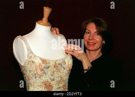 PA NEWS PHOTO 16/3/98 Susan Martin, Organisatorin der einzigartigen Wohltätigkeitsveranstaltung Diana, Princess of Wales - A Tribute in Dress, die der Diana, Princess of Wales Memorial Fund und dem Midlands Center for Spinal Injuries zugute kommen wird. Die Veranstaltung umfasst eine Ausstellung mit Kleidern der Prinzessin und eine Gala-Modenschau mit Frühlings- und Sommerkollektionen führender britischer Designer. Eine Reihe führender Modedesigner, darunter Catherine Walker, Elizabeth und David Emanuel und Bruce Oldfield, unterstützen die Tribute, die am Freitag, dem 29. Mai in Oswestry stattfinden wird. Stockfoto