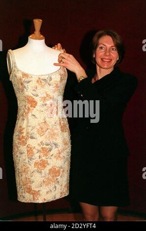 PA NEWS PHOTO 16/3/98 Susan Martin, Organisatorin der einzigartigen Wohltätigkeitsveranstaltung Diana, Prinzessin von Wales - A Tribute in Dress, die der Diana, dem Princess of Wales Memorial Fund und dem Midlands Center for Spinal Injuries zugute kommen wird. Die Veranstaltung umfasst eine Ausstellung mit Kleidern, die von der Prinzessin getragen werden, und eine Gala-Modenschau mit Frühlings- und Sommerkollektionen führender britischer Designer. Eine Reihe führender Modedesigner, darunter Catherine Walker, Elizabeth und David Emanuel und Bruce Oldfield, unterstützen die Tribute, die am Freitag, dem 29. Mai in Oswestry, Shr, stattfinden wird Stockfoto