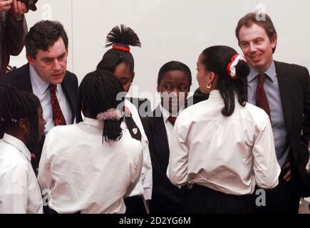 Haushaltsfragestunde mit Premierminister Tony Blair (rechts) und Schatzkanzler Gordon Brown (links) im Gespräch mit Schülern der Geoffrey Chaucer School in Southwark, London, heute (Donnerstag). Foto von Sean Dempsey/PA. Stockfoto