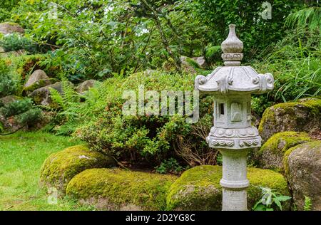 Alte Steinlaterne im japanischen Garten. Polen, Shklarska poreba. Selektiver Fokus Stockfoto