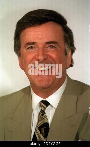 TV- und Radiomoderator Terry Wogan, Moderator des Eurovision Song Contest und Wogan's Web, beim Start der BBC Spring and Summer Season in London. * 9. Januar 2000: Stuart Murphy, Programmleiter des Digitalsenders BBC Choice, hat den Sender kritisiert und vorgeschlagen, dass er „außer Kontakt, veraltet und in der bizarren Fantasiewelt eines Tante-Bloomers-Drehbuchs zu leben scheint“. R/I:12/5/00. 23/12/2000: Weihnachten mag traditionell eine Zeit der Freude und des guten Willens für alle Männer sein, aber für jede glückliche Erinnerung lauert ein weihnachtlicher Horror. So wie Sie p Stockfoto