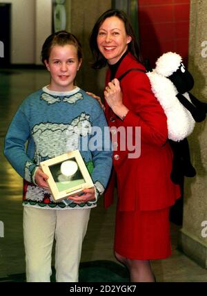 PA NEWS PHOTO 13/3/98 Dolly das geklonte Schaf machte heute Morgen (Freitag) im Science Museum in London ein modisches Statement. Schauspielerin Jenny Agutter, die eine Trägerin von Cystic Fibrose ist, die Krankheit, die es angenommen wird, kann von der Technologie rund um das Klonen von Dolly profitieren, mit der Gewinnerin Designer 12-jährige Holly Wharton von der Royal Freimaurer Schule für Mädchen in Rickmansworth, Hertfordshire. Foto von Michael Stephens/PA. Stockfoto