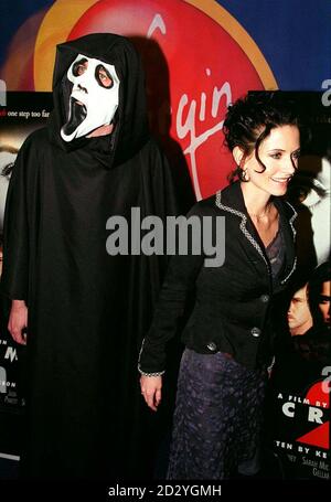 PA NEWS PHOTO 4/98 FREUNDE STAR, AMERIKANISCHE SCHAUSPIELERIN, COURTENEY COX BESUCHT DIE PREMIERE IHRES NEUEN FILMS, 'SCREAM 2' IM VIRGIN KINO, FULHAM ROAD, LONDON Stockfoto