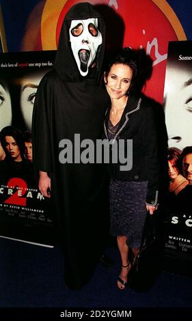 PA NEWS PHOTO 4/98 FREUNDE STAR, AMERIKANISCHE SCHAUSPIELERIN, COURTENEY COX BESUCHT DIE PREMIERE IHRES NEUEN FILMS, 'SCREAM 2' IM VIRGIN KINO, FULHAM ROAD, LONDON Stockfoto