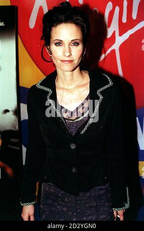 PA NEWS PHOTO 4/98 FREUNDE STAR, AMERIKANISCHE SCHAUSPIELERIN, COURTENEY COX BESUCHT DIE PREMIERE IHRES NEUEN FILMS, 'SCREAM 2' IM VIRGIN KINO, FULHAM ROAD, LONDON Stockfoto