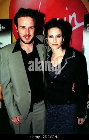 PA NEWS PHOTO 4/98 FREUNDE STAR, AMERIKANISCHE SCHAUSPIELERIN, COURTENEY COX UND CO-STAR DAVID ARQUETTE BESUCHEN DIE PREMIERE IHRES NEUEN FILMS "SCREAM 2" IM VIRGIN CINEMA, FULHAM ROAD, LONDON. * 24/01/2001: Cox hat ihren Mann aus ihrem Hollywood-Haus geworfen und eine Scheidung verlangt, wurde berichtet. Arquette packte am Wochenende seine Taschen und ist wieder bei seinen älteren Eltern eingezogen. Cox, 36, und 29-jährige Arquette hatte einen Heiratsberater in einem Versuch, ihre 18-monatige Ehe zu retten. Stockfoto