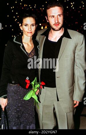 PA NEWS PHOTO 4/98 FREUNDE STAR, AMERIKANISCHE SCHAUSPIELERIN, COURTENEY COX UND CO-STAR DAVID ARQUETTE BESUCHEN DIE PREMIERE IHRES NEUEN FILMS "SCREAM 2" IM VIRGIN CINEMA, FULHAM ROAD, LONDON Stockfoto