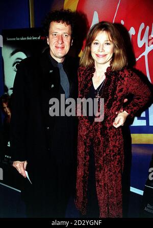 PA NEWS PHOTO 4/98 DER AUSTRALISCHE SCHAUSPIELER GEOFFREY RUSH UND SEINE SCHAUSPIELERIN FRAU JANE MENELAUS BESUCHEN DIE FILMPREMIERE VON 'SCREAM 2' IM VIRGIN CINEMA, FULHAM ROAD, LONDON Stockfoto