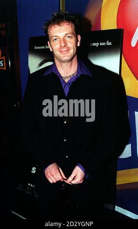 PA NEWS FOTO 4/98 SCHAUSPIELER HUGO SPEAR NIMMT AN DER FILMPREMIERE VON 'SCREAM 2' IM VIRGIN CINEMA, FULHAM ROAD, LONDON TEIL Stockfoto