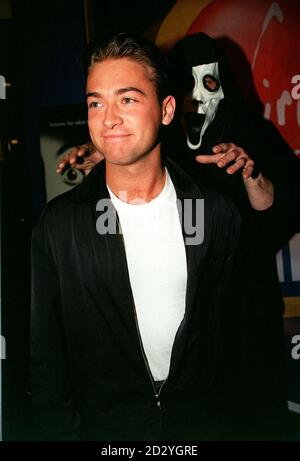 PA NEWS PHOTO 4/98 SCHAUSPIELER PAUL NICHOLLS BESUCHT DIE FILMPREMIERE VON 'SCREAM 2' IM VIRGIN CINEMA, FULHAM ROAD, LONDON Stockfoto