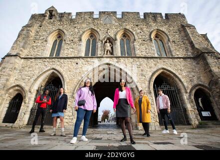 REDAKTIONELLE VERWENDUNG NUR Claire Whitaker OBE, Southampton UK City of Culture Bid Director (2. Rechts) und Ratsmitglied Satvir Kaur (3. Rechts) werden von den Musikern Tyrone (links) und Warbz (rechts), der Tänzerin und künstlerischen Leiterin Zoie Golding (2. Links) und Chefkoch Shelina Permalloo (3. Links) begleitet. Starten Sie Southampton's Angebot, die britische Kulturstadt 2025 zu werden, außerhalb von Southampton's Bargate. Stockfoto