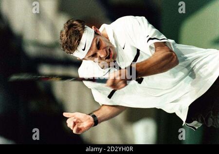 Großbritanniens Nr. 1 Greg Rusedski in Aktion gegen den ukrainischen Andrei Rybalko während des ersten Spiels des Davis Cup in der Newcastle Arena heute (Freitag). Foto von Owen Humphreys/PA. Stockfoto