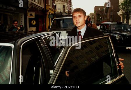 PA NEWS FOTO 4/98 SCHAUSPIELER JOHN ALFORD VERLÄSST DAS BOW STREET MAGISTRATE COURT, LONDON, WO ER BESCHULDIGT WIRD, KOKAIN ZU LIEFERN, UND BESCHULDIGT WIRD, 12.8 GRAMM CANNABISHARZ VERKAUFT ZU HABEN Stockfoto