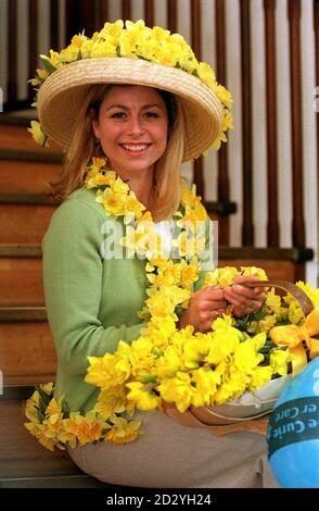 PA NEWS PHOTO 9/3/98 FERNSEHMODERATORIN UND EHEMALIGE TURNERIN SUZANNE DANDO STARTET MARIE CURIE CANCER CARE'S GOLDEN DAFFODIL DAY IN ZUSAMMENARBEIT MIT LAURA ASHLEY VOR IHRER FILIALE IN DER ARGYLL STREET, LONDON Stockfoto