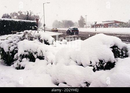 Autos kämpfen heute Morgen (Mittwoch) durch die schneebedeckten Straßen von Oswestry in Shropshire. Der heutige Schnee und die eisigen Temperaturen bringen weitere Wetterwüsten auf den großen Strecken in ganz Großbritannien, nur wenige Tage nach der Auswaschung der Osterferien. Siehe PA Geschichte WETTER Überschwemmungen. Stockfoto