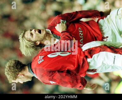 David Beckham (rechts) von Manchester United feiert sein Ausgleichstreffer gegen Newcastle United während des heutigen (Samstag) FA Carling Premiership Spiels in Old Trafford. (Das Spiel endete in einem Unentschieden von 1-1) Foto von Owen Humphreys/PA. Stockfoto