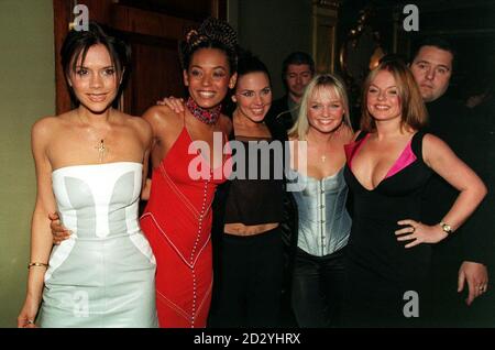 PA NEWS PHOTO 15/4/98 ALL-GIRL-POPBAND, DIE SPICE GIRLS, KOMMEN NACH EINEM TRIUMPHALEN ERSTEN VON ACHT SHOWS IN DER WEMBLEY ARENA ZU IHRER NACHKONZERTPARTY NACH LONDON. VON LINKS NACH RECHTS: VICTORIA ('POSH'), MEL B ('CARY'), MEL C ('SPORTY'), EMMA ('BABY') UND GERI ('INGWER'). Stockfoto