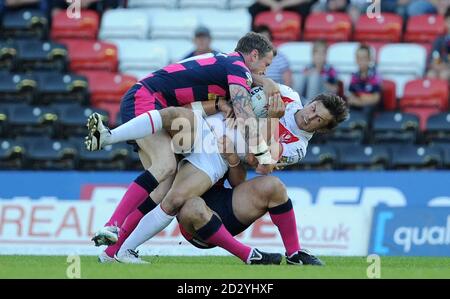 St. Helens' Jon Wilkin wird von Leeds' Jamie Peacock während des Engage Super League-Spiels im Stobart Stadium in Widnes angegangen. Stockfoto