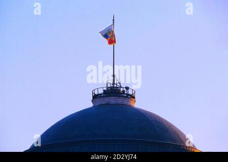 Kremlin Senat - oberste Etage, Dach. Flagge vom Roten Platz gesehen. Büro des Präsidenten im Senatspalast. Präsidentenverwaltung, Pantheon von Russland. Stockfoto