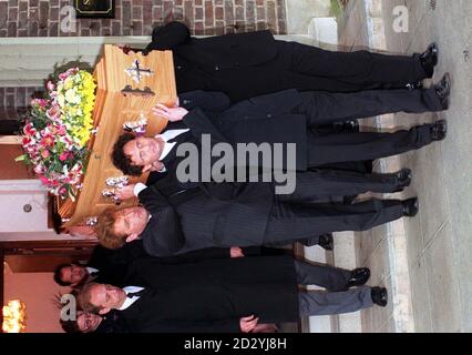 Pall-Träger tragen heute (Freitag) den Sarg von Dorothy Squires nach ihrem Trauerdienst auf dem Streatham Park Cemetery in London. Der Sänger und ehemalige Ehefrau des James Bond-Schauspielers Roger Moore starb letzte Woche im Alter von 83 Jahren. Foto von Neil Munns/PA Stockfoto