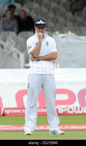 England-Kapitän Andrew Strauss schaut am dritten Tag des zweiten Testmatches zwischen England und Sri Lanka auf Lord's Cricket Ground, London Stockfoto