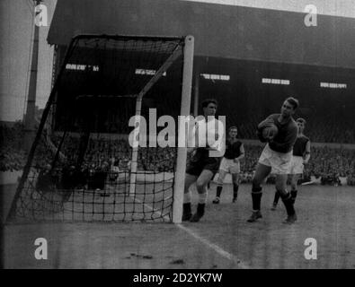 PA NEWS PHOTO 24/9/60 BOBBY SMITH TOTTENHAM HOTSPUR CENTER FORWARD (WEISSES HEMD) BEOBACHTET, WIE ASTON VILLA TORWART NIGEL SIMS DEN BALL WÄHREND DES SPIELS IN DER WEISSEN HART LANE, LONDON, KUPPELT Stockfoto