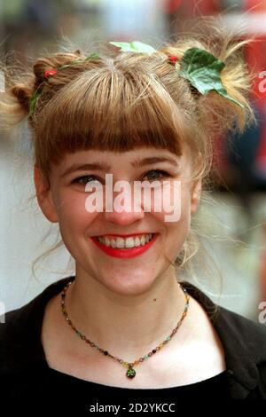 PA NEWS PHOTO 5/98 LIANA ÜBERBRÜCKT EINE FOTOAUSSTELLUNG IN LONDON, UM DIE ÜBERNAHME ALS GEMEINSAMEN MODERATOR MIT RICHARD CADELL VON DER RUSSIGEN SHOW ZU STARTEN UND MATTHEW CORBETT ZU ERSETZEN Stockfoto