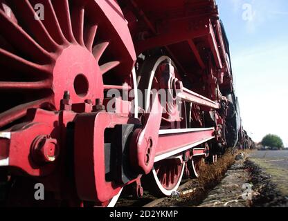 Rote vintage Zug Räder. Retro Lokomotiventeil. Stockfoto