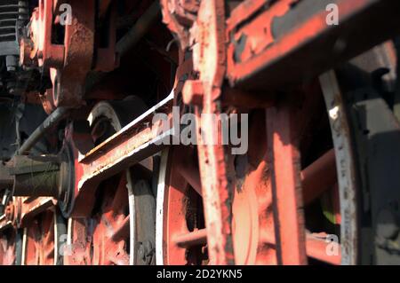 Rote vintage Zug Räder. Retro Lokomotiventeil. Stockfoto