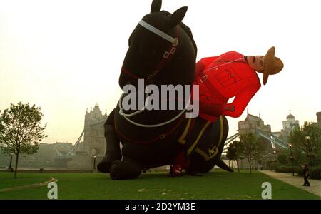 PA NEWS PHOTO 14/5/98 EIN RIESIGER HEISSLUFTBALLON IN DER FORM EINES ROYAL CANADIAN MOUNTED POLIZIST, ALS ER ÜBER TÖPFER-FELD IN DER NÄHE DER TOWER BRIDGE, LONDON SCHWEBT. HERGESTELLT VON CAMERON BALLOONS IN BRISTOL, FEIERT ES DIE WIEDERERÖFFNUNG DES CANADA HOUSE UND DEN BEGINN DES KANADA-MONATS. Stockfoto