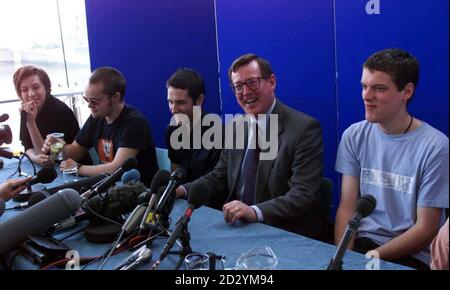 Der Führer der Ulster Unionist David Trimble bei einer Pressekonferenz mit der nordirischen Popgruppe ASH, die heute (Dienstag) in Belfast für eine JA-Abstimmung kämpft. Von links nach rechts Charlotte Hatherley, Rick McMurray, Tim Wheeler und Mark Hamilton. EDI Foto von Chris Bacon/PA Stockfoto