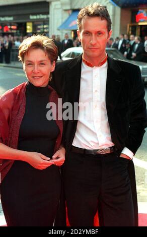 Die Schauspielerin Amanda Burton kommt mit ihrem Ehemann, dem Fotografen Sven Arnstein, zur BAFTA TV Preisverleihung im Prince of Wales Theater am Leicester Square. Stockfoto