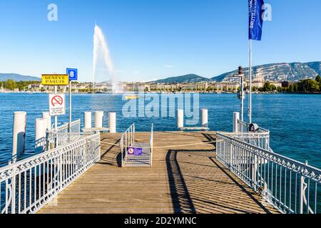 Die Bucht von Genf, Schweiz, von einem Steg mit dem Wasserstrahlbrunnen, einem Mouette-Shuttle-Boot und dem Mont Blanc in der Ferne gesehen. Stockfoto