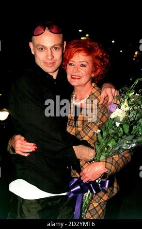 PA NEWS PHOTO 20 JASON DONOVAN, DER FRANKENFURTER IN DER THEATERPRODUKTION "ROCKY HORROR SHOW" SPIELT, WAR CO-GASTGEBER DER 5/98-JÄHRIGEN PARTY DER SHOW IN LONDON. ER IST MIT DER SCHAUSPIELERIN PATRICIA QUINN ABGEBILDET, DIE IM ORIGINALFILM MAGENTA SPIELTE Stockfoto