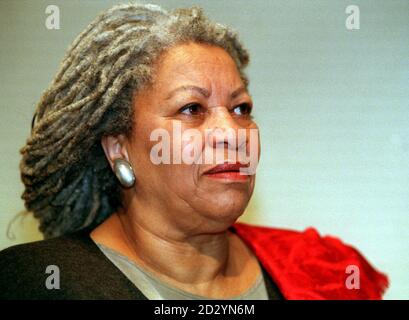 PA NEWS PHOTO 26/5/98 DER AMERIKANISCHE AUTOR TONI MORRISON, GEWINNER DES PULITZER- UND NOBELPREISES FÜR LITERATUR, FOTOGRAFIERT WÄHREND EINES INTERVIEWS UND EINER FOTOSCHAU IN DER QUEEN ELIZABETH HALL, LONDON Stockfoto