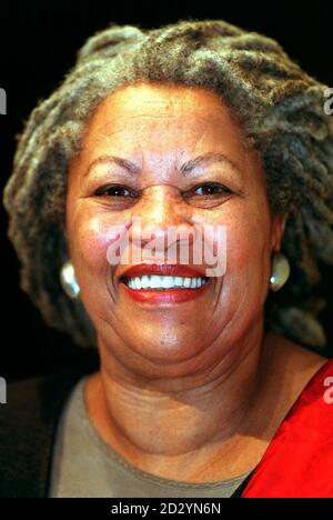 PA NEWS PHOTO 26/5/98 DER AMERIKANISCHE AUTOR TONI MORRISON, GEWINNER DES PULITZER- UND NOBELPREISES FÜR LITERATUR, FOTOGRAFIERT WÄHREND EINES INTERVIEWS UND EINER FOTOSCHAU IN DER QUEEN ELIZABETH HALL, LONDON. 14/08/04: Toni Morrison gehört zu einer Gruppe von Schriftstellern, die bei einem Top-literarischen Festival erscheinen werden. Das Edinburgh International Book Festival feiert sein 21-jähriges Jubiläum mit einer hochkarätigen Besetzung von Rednern aus dem gesamten literarischen Spektrum. Das Festival - das mit den Fringe, internationalen und Filmfestivals zusammenfällt, die im August in der Stadt stattfinden - hat mehr als 500 Autoren Stockfoto